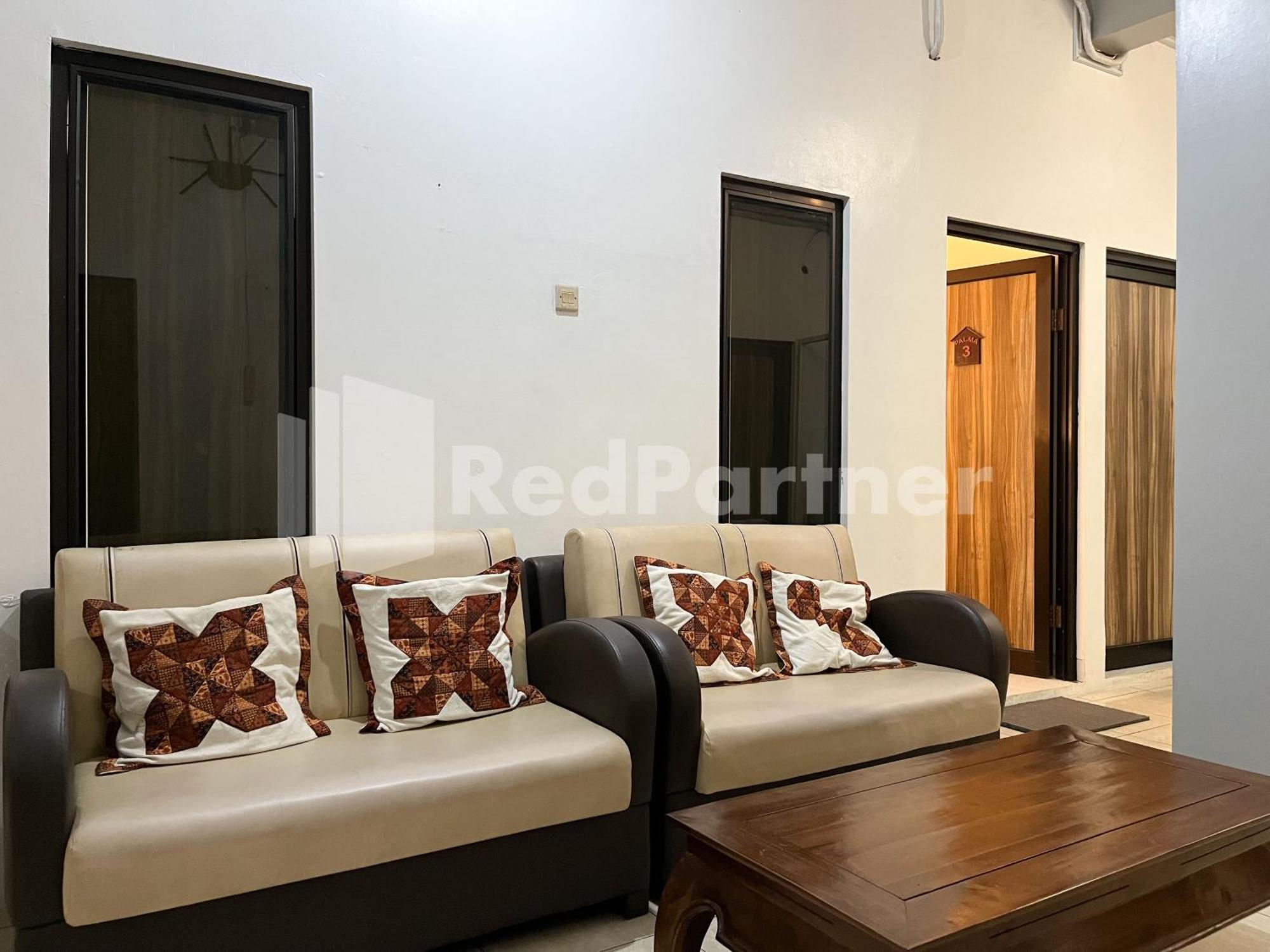 D Palma Near Lokananta Manahan Mitra Reddoorz Solo Buitenkant foto