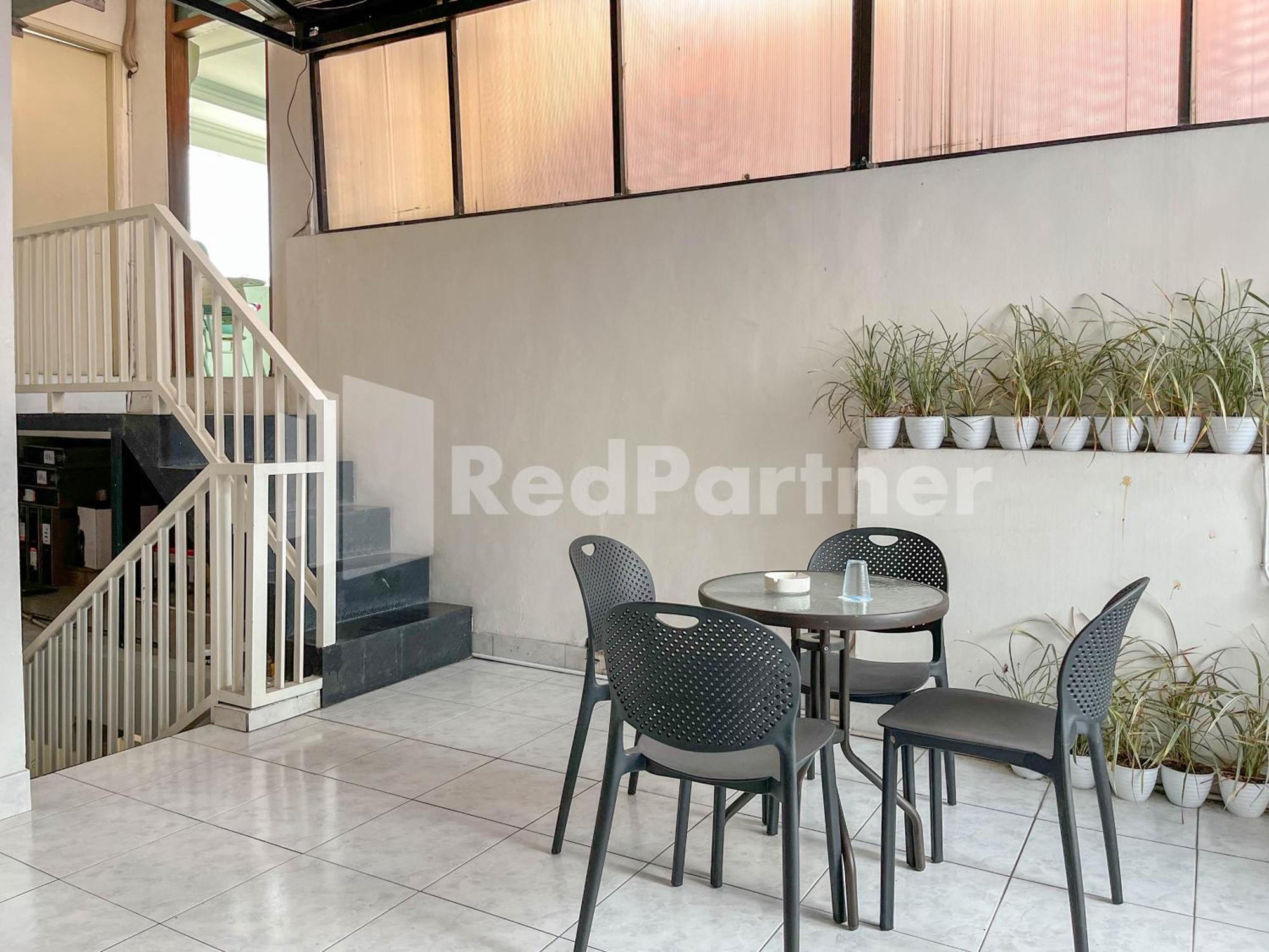 D Palma Near Lokananta Manahan Mitra Reddoorz Solo Buitenkant foto